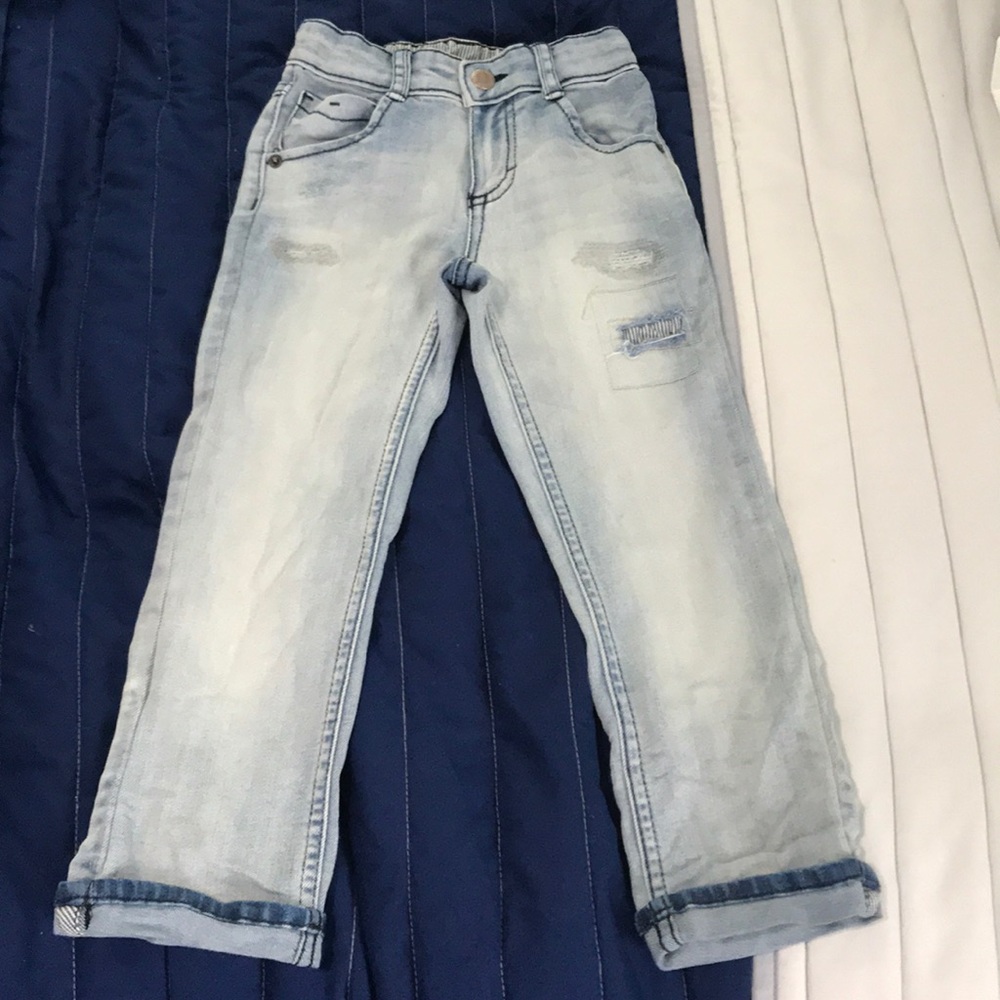 Boys Oshkosh size 4T jeans.